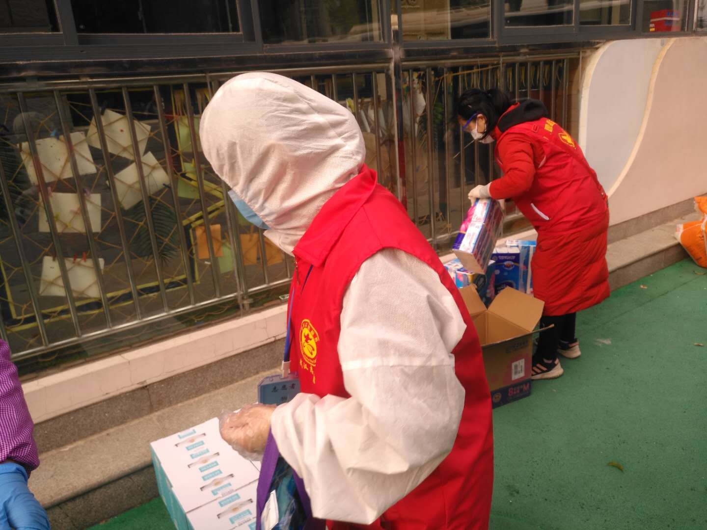 一栋楼45名志愿者，做任务全靠“抢”