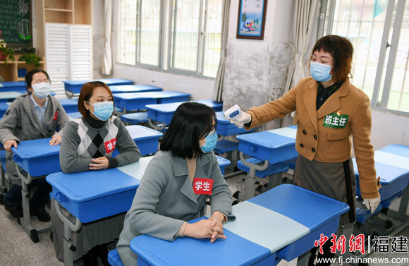 "为了落实落细学校的疫情应急处置预案,通过演练梳理一下流程,及早