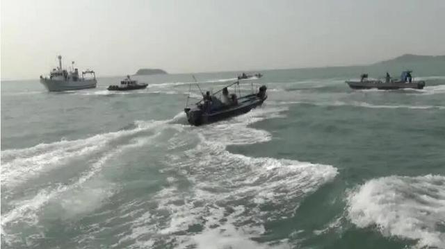 大陆渔船强势冲撞台湾"海巡艇"