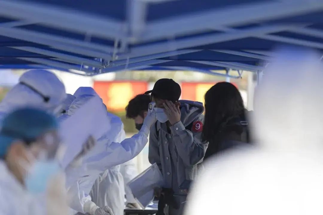 同是输入性病例 为何有的居家隔离有的集中隔离