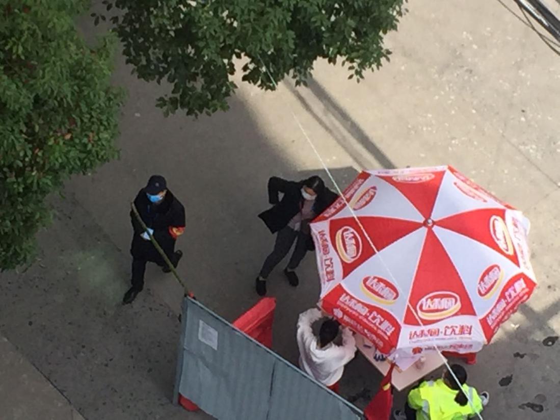 张剑程楼下的志愿者