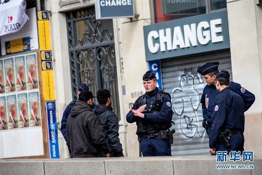 ▲3月17日下午，在法国巴黎，警察在香街上盘查行人。（新华社）