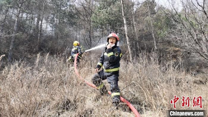 太原市消防救援支队指战员冲上坡度超过70度的山坡迎击明火。 李庭耀 摄