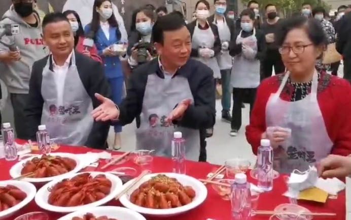 山西援鄂医疗队受邀品尝小龙虾。受访者供图