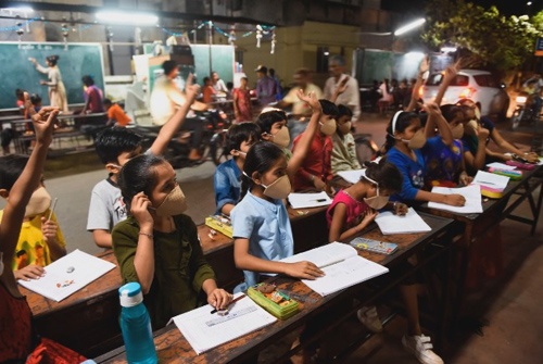  19�գ���ӡ���������а�������͵£����ſ��ֵ�ѧ����¶������ϿΡ��������磩