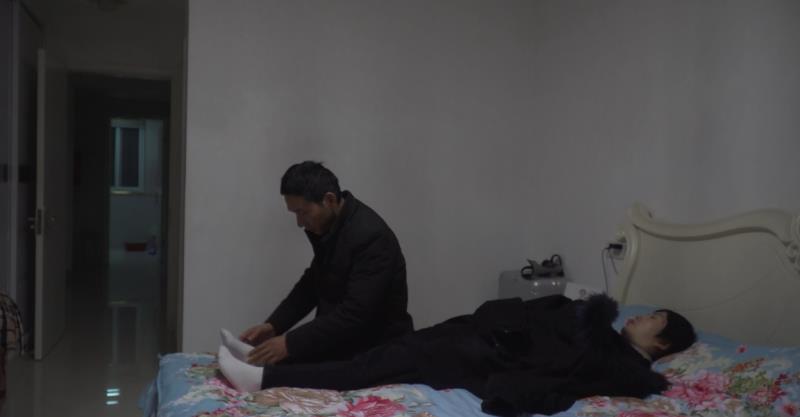 代利的一样平常生涯必要其丈夫照顾。新京报记者 侯雪琪 摄