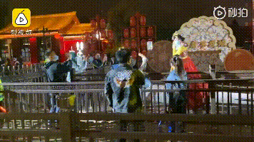 不倒翁小姐姐戴口罩复工了还能牵手吗