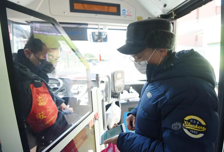 (网络图 乘客扫码乘车)