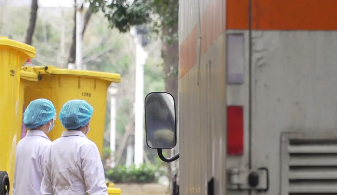 我是志愿者：扛着医疗废物桶就像抱着炸弹