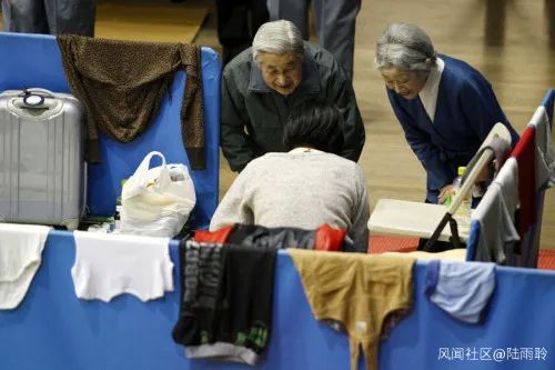 明仁天皇夫妇和安倍夫妇跪探隔离民众?假的!