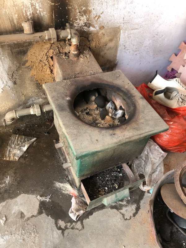 王先生家使用的炉子。 受访者供图