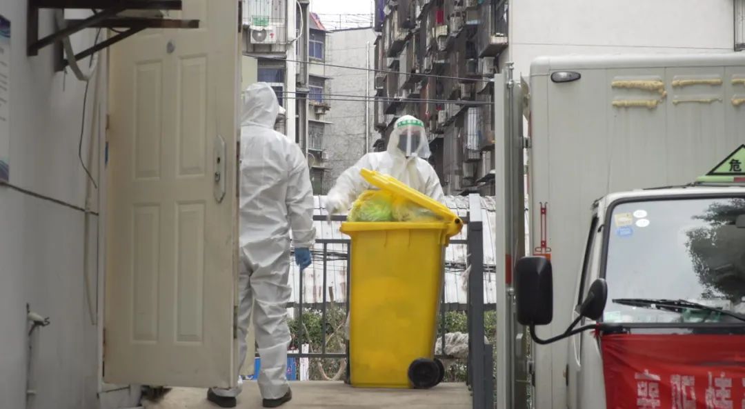 我是志愿者：扛着医疗废物桶就像抱着炸弹