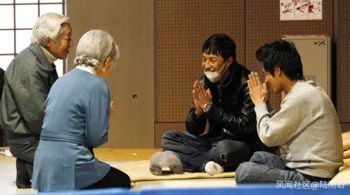 明仁天皇夫妇和安倍夫妇跪探隔离民众?假的