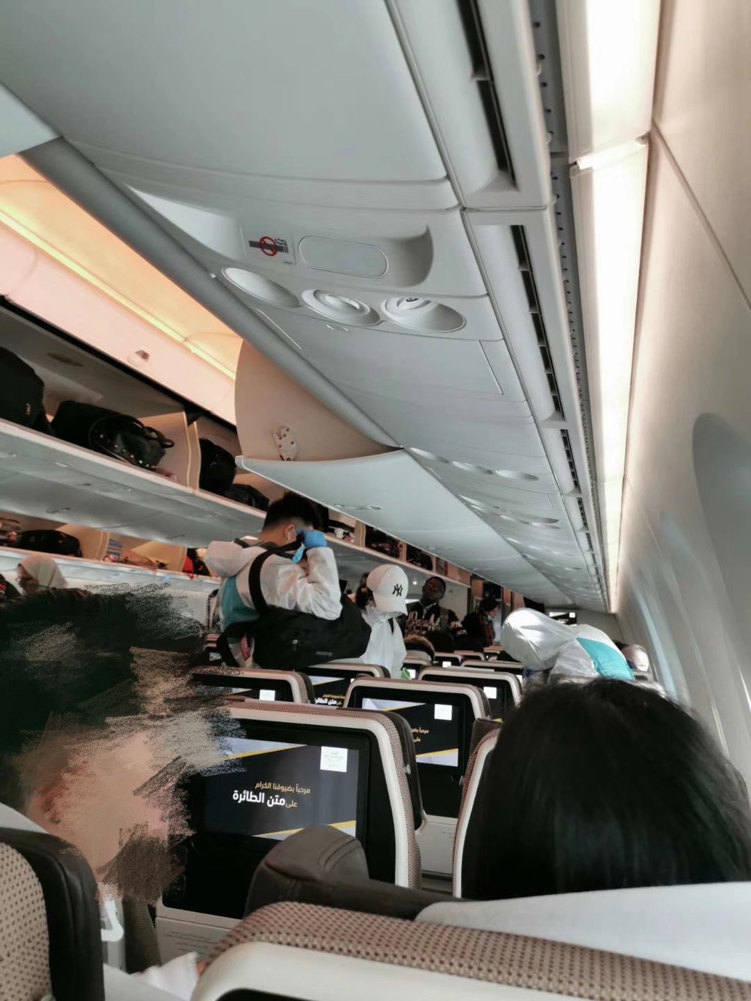 前往北京的航班上，多数乘客全副武装。 本文图片均由受访者提供