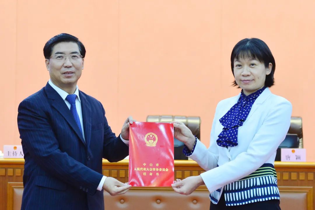 市委书记,市人大常委会党组书记赖泽华为梁卫华颁发任命书.