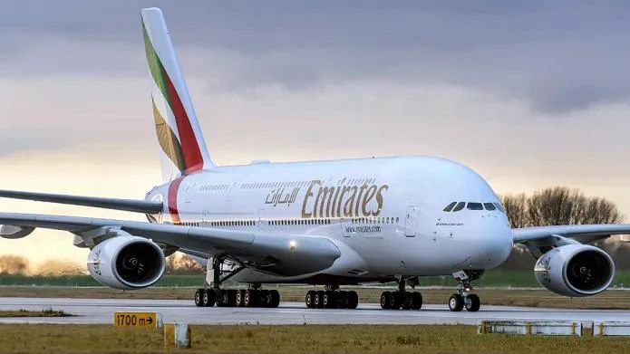 多国宣布暂停国际航班、关闭国际机场……航空业遭“迫降”