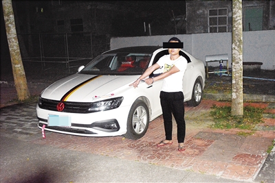  犯罪嫌疑人指认作案车辆。