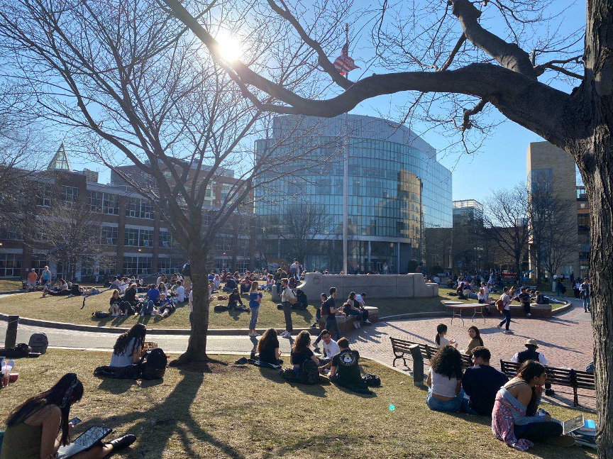 3月12日,美国东北大学学生在草地上聚集。本文均为受访者供图