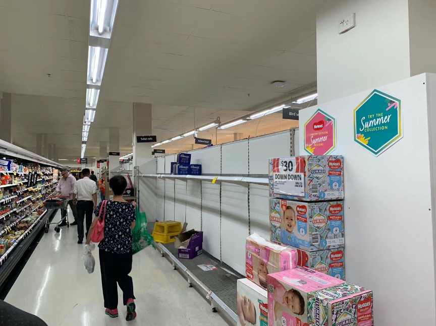 3月8日,当地一家超市的卫生纸被抢光。本文均为受访者供图