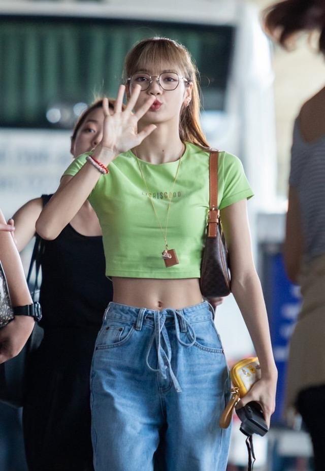 lisa细腰不足巴掌宽,李若彤川字腹肌身材辣,搓衣板身材如此简单