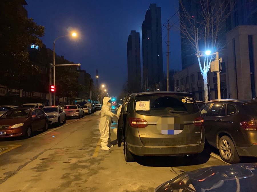 凌晨5时许,李文建准备出车接孕妇.