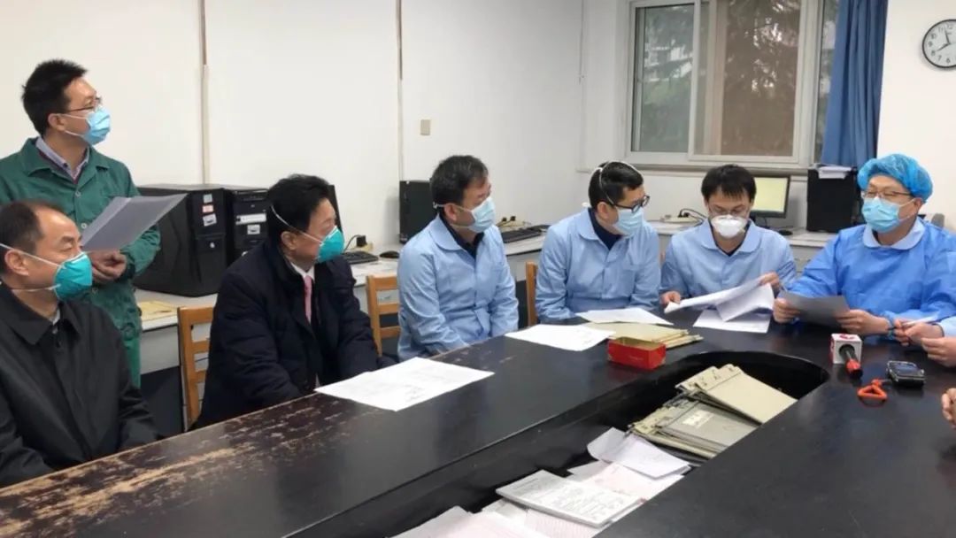 接手病区第二天,上海医疗队进行早***,左一为周新,右一为吴志雄。受访者供图