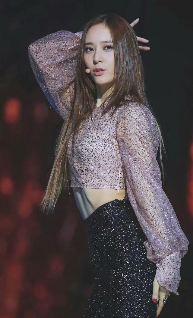 lisa细腰不足巴掌宽,李若彤川字腹肌身材辣,搓衣板身材如此简单