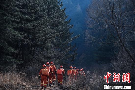 经过连续奋战,截至24日7时,榆社“3.17”森林火灾火场明火全部扑灭,已进入清理和看守火场阶段。 武俊杰 摄
