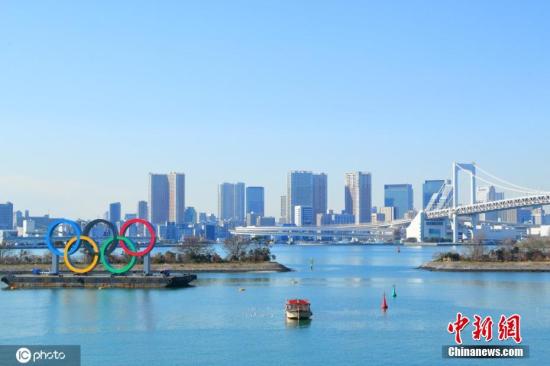 资料图:日本东京台场海滨公园展示奥运五环,迎接即将到来的东京奥运会。
