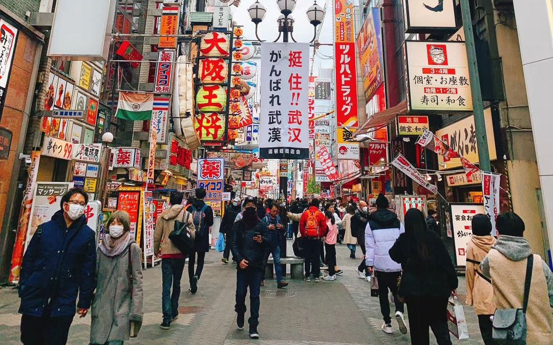 　周末的大阪街头，很多行人戴上了口罩。受访者供图