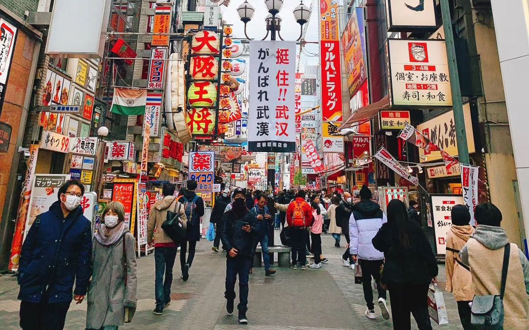 周末的大阪街头,很多行人戴上了口罩。受访者供图