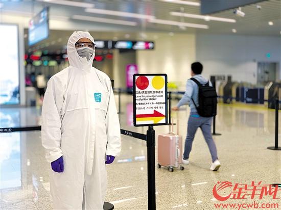 白云机场简化入境旅客分类标识,目前实行“红黄”二色分流 羊城晚报全媒体记者 唐珩 摄
