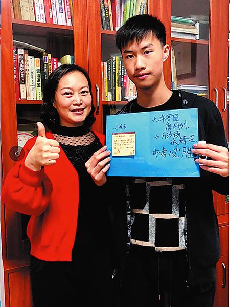 南宁十四中琅东校区毕业班学生家长陪伴孩子许下中考愿望(学校供图)