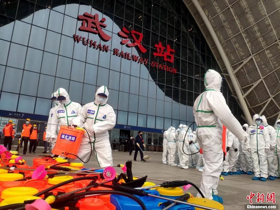 3月24日,湖北武汉消防救援支队70余名队员对武汉火车站候车室、站台、检票口和售票厅等公共场所进行全方位深度消杀。赵军 摄