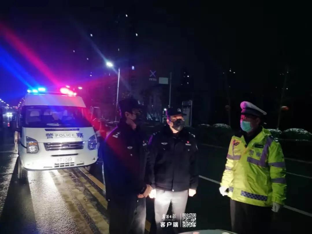 中間爲楊華新