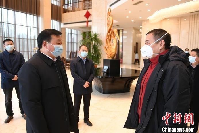 侯锐钢和潜江当地政府对接支援工作。受访者供图