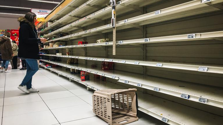 政策由松到紧，法国民众担忧中浪漫不减