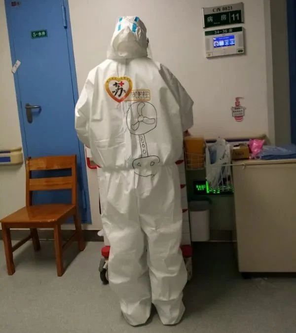 气温升高，身着防护服的援鄂医疗队员汗流浃背，便给自己画了个“电风扇”。 采访对象供图