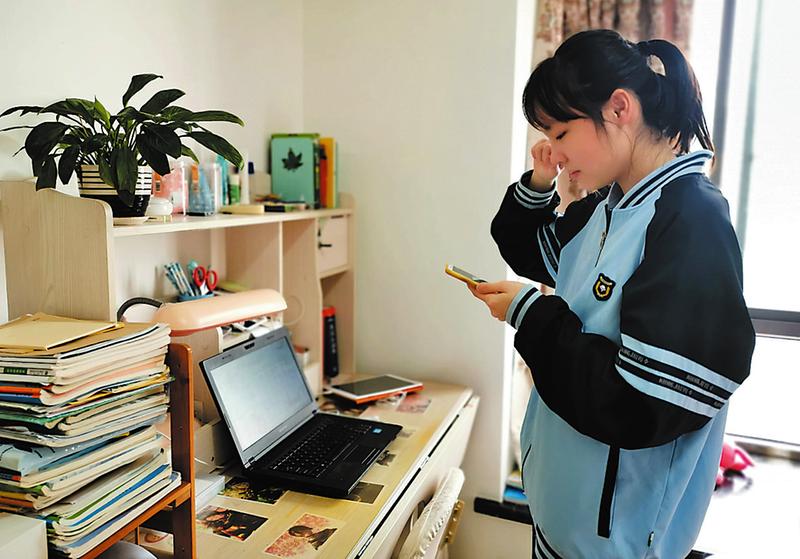 南宁十中学子对着电脑认真宣誓 (学校供图)