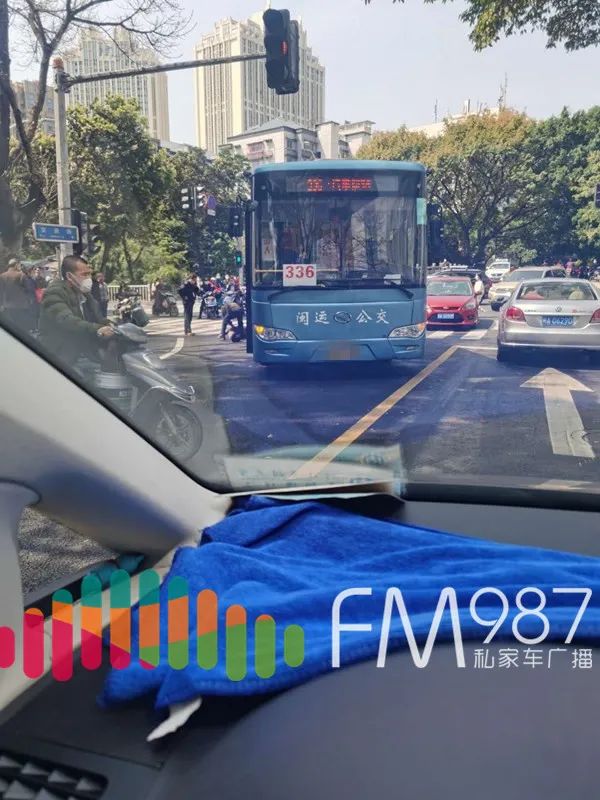 福州一公交车撞倒行人,正在过马路的老人双腿被严重碾压
