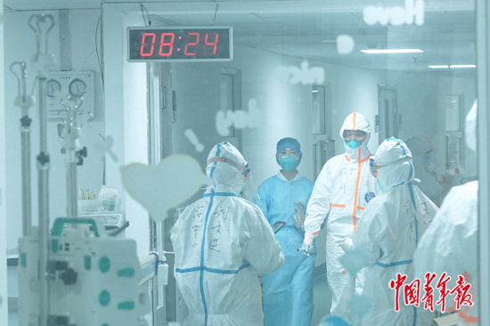 金银潭医院北三楼，上海医疗队正在进行交接班。