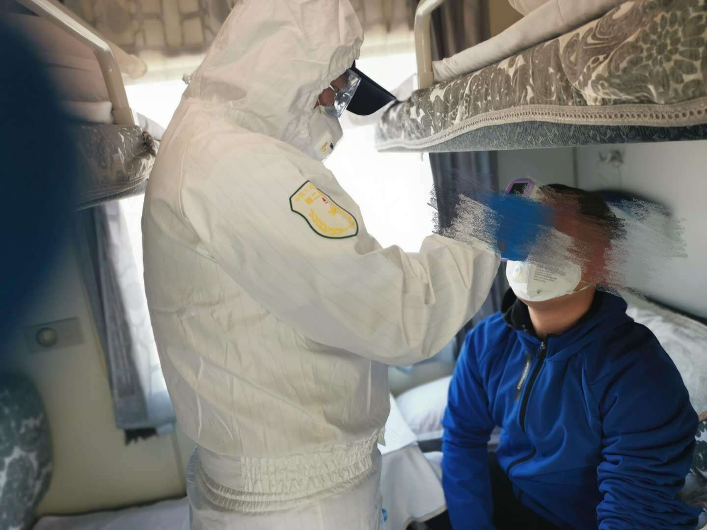 防疫人员对王某进行体温检测。警方供图