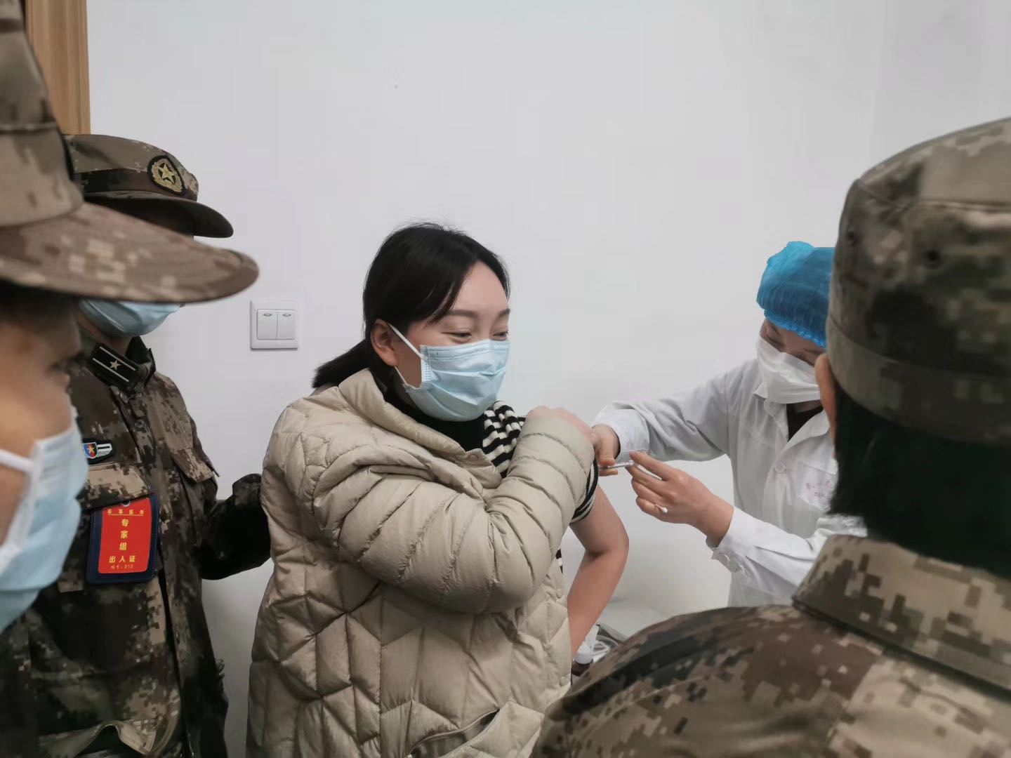 靳官萍接种疫苗。