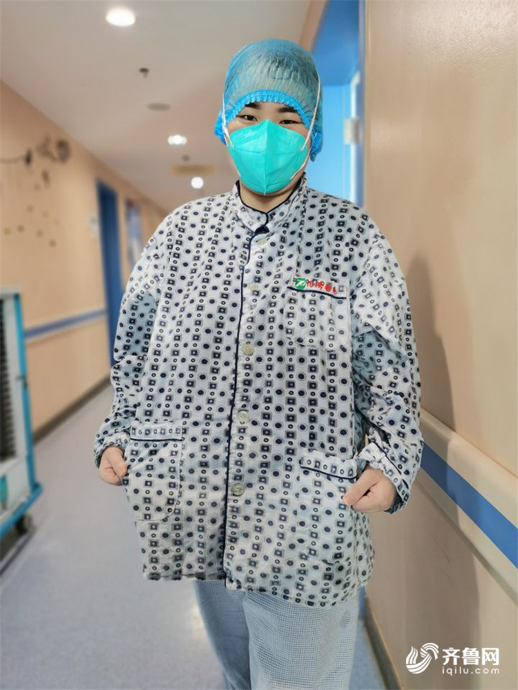 醫療隊隊員王雯雯告訴記者,出病區脫掉防護服后,上衣和褲子都被汗濕了大半。