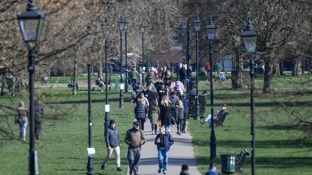 △大批伦敦市民仍然涌向公园 图片来源:BBC