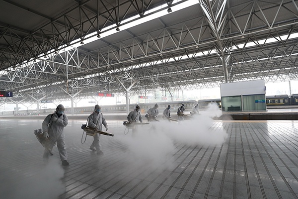 3月24日，消防员对宜昌东站的站台进行消杀作业。新湖社 图