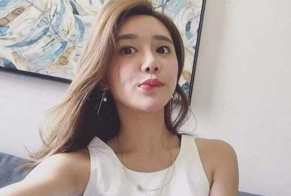 NBA最美主播张曼源近况,耳朵不适晒浴袍美照,躺床上看书很休闲