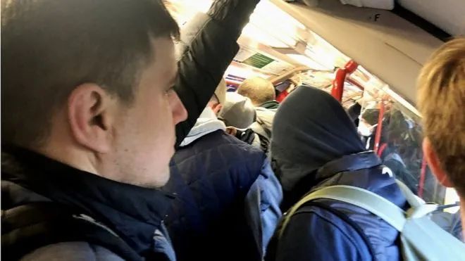 △通勤者挤满了车厢 图片来源:BBC