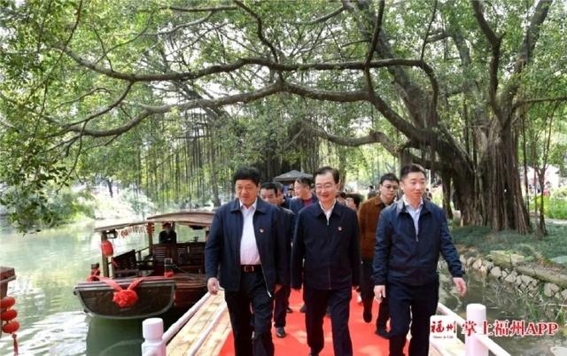 继带头下馆子促进消费,各地官员又示范摘口罩,传递复工复产信心