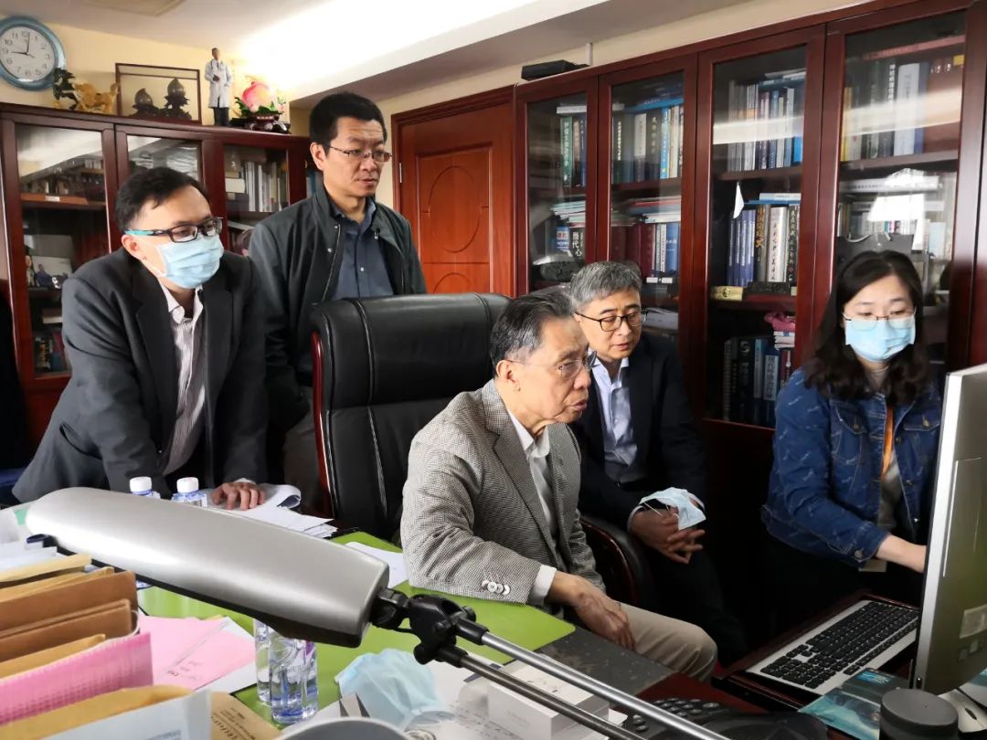 3月14日,在办公室研究疫情防控的相关工作